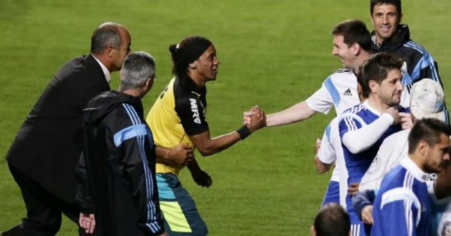 Sócia de Ronaldinho Gaúcho invade campo e ajoelha-se a Messi