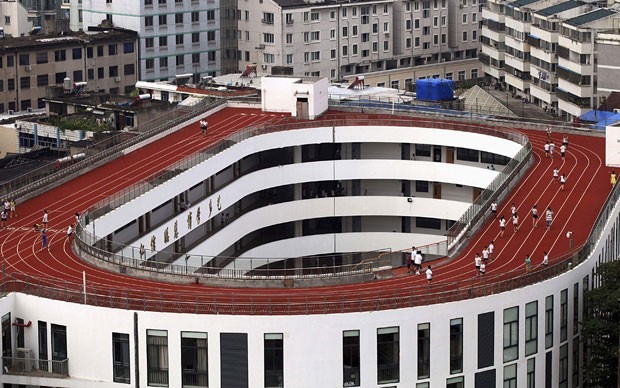 China inaugura pista de atletismo em telhado de escola