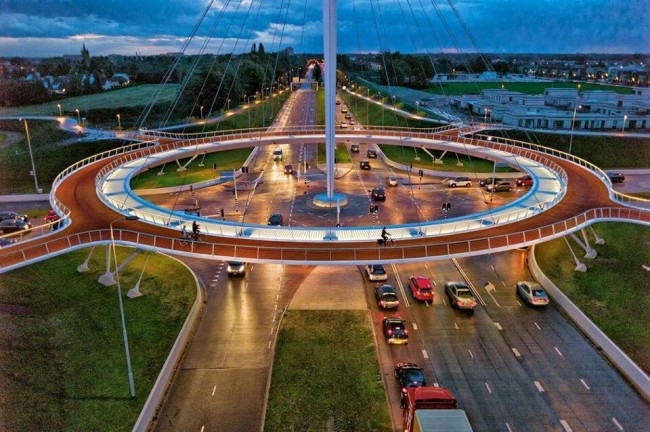 Primeira Rotunda Suspensa Exclusiva para Bicicletas